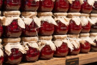 ✨ Sklenička, která potěší nejen chutí, ale i na pohled. Ručně balené jahodové marmelády jsou ideální dárek – nebo malá...