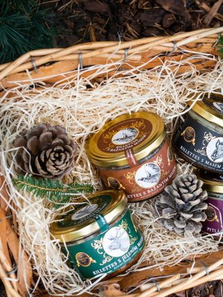 Chuť lesa, která se vejde do skleničky 🌲 Rillettes s jelením, bažantím nebo kančím masem – ideální na chleba, ideální k...