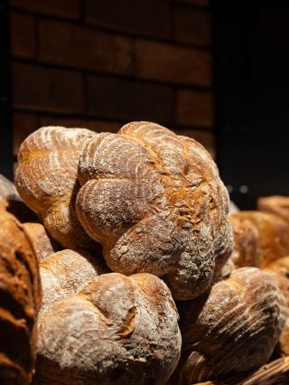 🍞 Křupavá kůrka, vláčná střídka a vůně, která připomíná poctivou domácí pekárnu. Tak chutná kváskový chléb – upečený s...