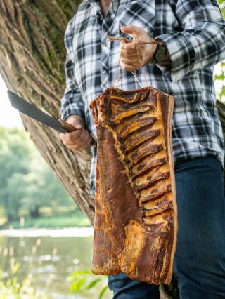 🥓 Královská slanina – chuť, která vládne! 👑 Poctivě vyuzená, s intenzivní vůní a nezaměnitelnou chutí. Skvělá k čerstvému...